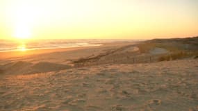 L'enfant a été surpris par le sable qui l'a en grande partie recouvert. 