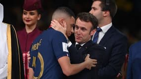 Emmanuel Macron réconforte Kylian Mbappé après sa défaite face à l'Argentine en finale de la Coupe du monde