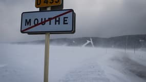 Un panneau signalant la sortie du village de Mouthe, dans le Doubs