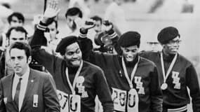 Lee Evans, Larry James et Ronald Freeman (de gauche à droite) à leur descente du podium du 400 aux JO de Mexico 1968