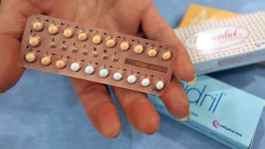 Une personne tient une plaquette de pilules contraceptives, le 13 octobre 2009, dans une pharmacie à Caen.