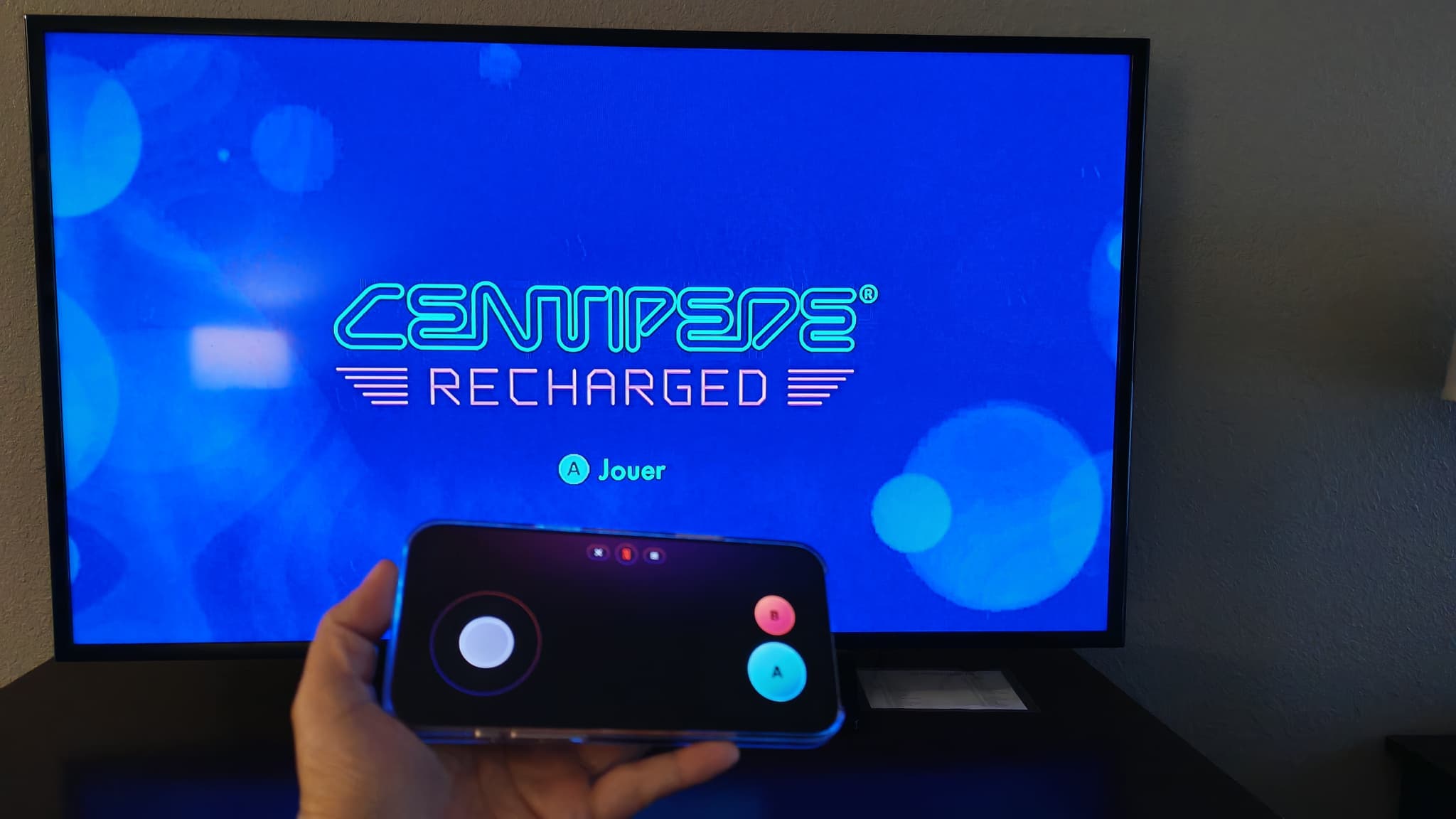 Le smartphone devient la manette de jeu avec ses contrôles tactiles Le smartphone devient la manette de jeu avec ses contrôles tactiles