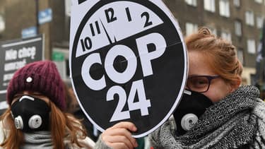 Des manifestants aux abords de la COP24 à Katowice, le 8 décembre 2018.