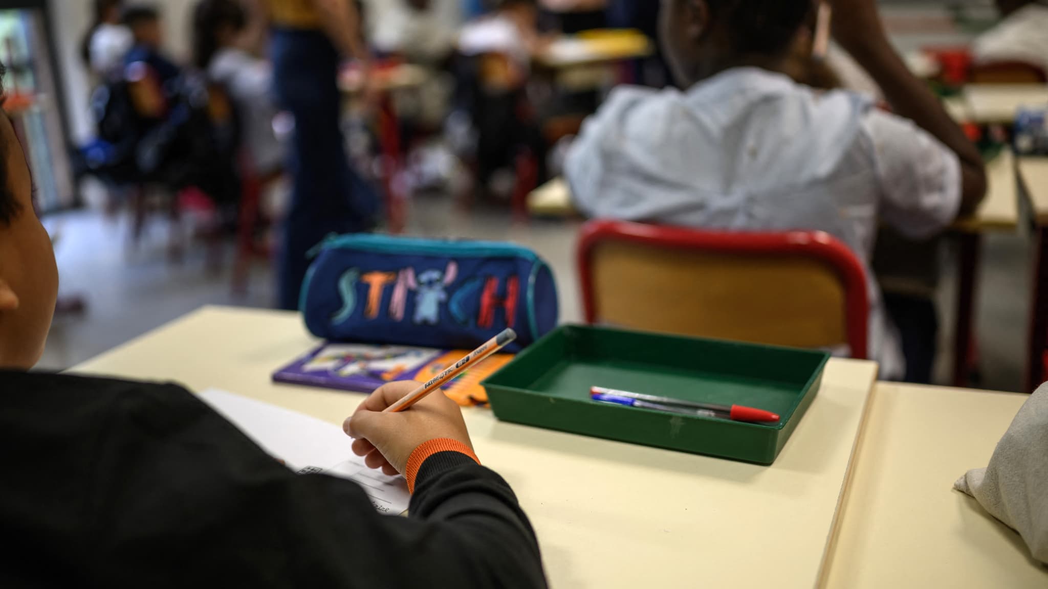 Trois animateurs suspendus dans une école maternelle de Paris pour violences sexuelles sur mineurs