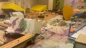 Une photo de l'école Louise Michel vandalisée à Arles, le 28 juillet 2025. 
