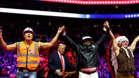 Donald Trump avec le groupe Village People le 19 janvier 2025 à Washington, lors d'un meeting de victoire géant à la veille de son investiture. 