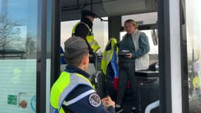 Des gendarmes contrôlent une conductrice de car scolaire devant le collège de Rhinau (Bas-Rhin), durant la semaine du 3 février 2025.