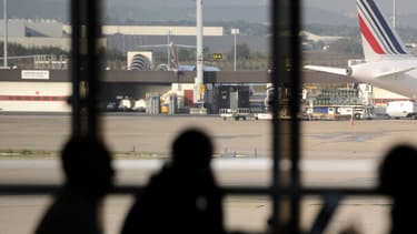 L'homme travaille à la plateforme ouest de l'aéroport d'Orly.