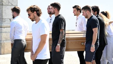 Ruben Neves (t-shirt noir et tatouages), aux funérailles de Diogo Jota au Portugal, le 5 juillet 2025, héritera du N.21 en sélection porté jusqu'à présent par l'attaquant de Liverpool.
