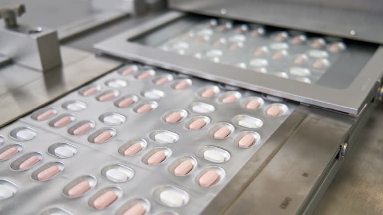 Une photo transmise par Pfizer de ses pilules contre le Covid-19, qui doivent être commercialisées sous le nom de Paxlovid, dans une usine à Fribourg, en Allemagne