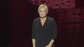  Dans son nouveau spectacle, Muriel Robin revisite ses sketchs cultes 