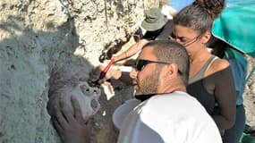 Le squelette intact retrouvé à Curium, dans le sud-ouest de "l'île d'Aphrodite". Des archéologues cherchent à déterminer de quand date ce squelette découvert à flanc de falaise sur l'un des sites archéologiques les plus riches de Chypre. /Photo prise le 4