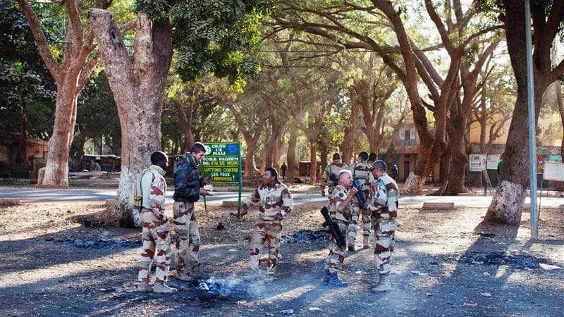 Militaires français dans la ville française de Niono. La France n'a pas vocation à rester éternellement au Mali mais restera en première ligne jusqu'à l'intervention de la force africaine dans quelques semaines, a déclaré dimanche le ministre des Affaires