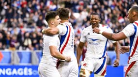 Les Bleus félicitent Matthieu Jalibert après son premier essai international