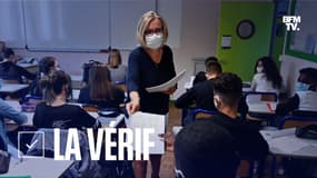Une professeure distribue des documents à ses élèves à Rennes (Ille-et-Vilaine), à l'occasion de la rentrée scolaire, le 1er septembre 2020.