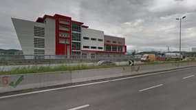 Trois personnes ont été arrêtées alors qu'elles tentaient d'entrer dans une usine d'armement en Albanie.