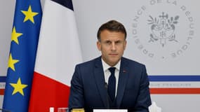 Emmanuel Macron lors d'un conseil de défense sur la situation en Nouvelle-Calédonie, le 16 mai 