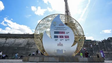 Le compte à rebours des JO de Paris 2024, un an avant la compétition, devant la Tour Eiffel, le 26 juillet 2023