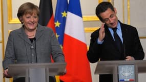 Le soutien appuyé d'Angela Merkel à un Nicolas Sarkozy pas encore candidat à sa propre succession provoque des remous des deux côtés du Rhin. Critiqué par une partie de la presse allemande, objet de l'ironie de la gauche française, le geste de la chanceli