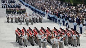Le 3e régiment d'artillerie de marine (devant) et le 2e régiment de matériel de l'armée de terre lors du défilé militaire sur l'avenue Foch, le 14 juillet 2024 à Paris (photo d'illustration).
