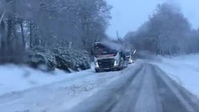 Côtes-d'Armor : neige à Quintin, les poids lourds à l'arrêt - Témoins BFMTV