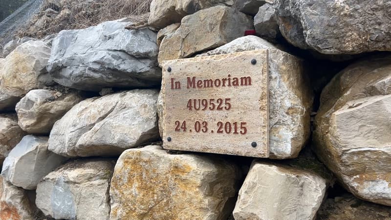 Une plaque commémorative en l'honneur des victimes du crash de l'A320 de la Germanwings, survenu le 24 mars 2015. 