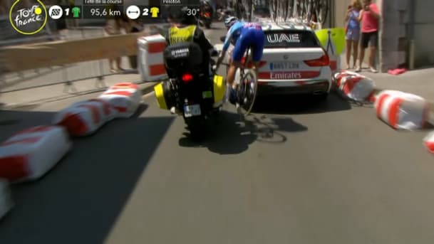 La chute de Jack Bauer lors de la 18e étape du Tour de France, entre une moto et une voiture La chute de Jack Bauer lors de la 18e étape du Tour de France, entre une moto et une voiture