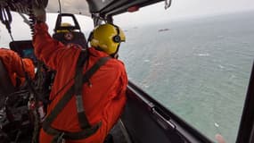 Des garde-côtes inspectent la baie de Manille en hélicoptère à la recherche du MT Terra Nova, un pétrolier philippin naufragé, le 25 juillet 2024