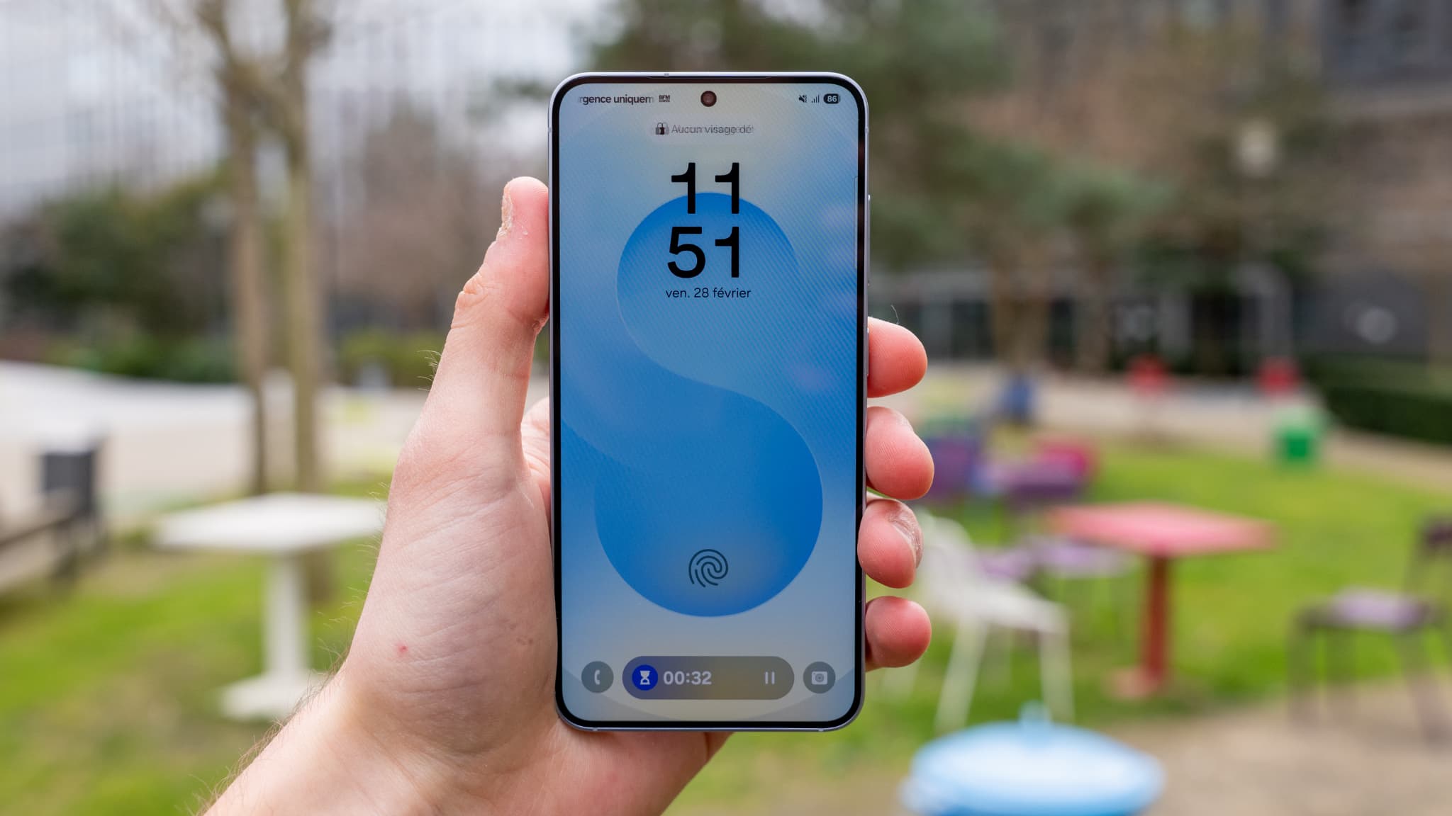 L'écran du Samsung Galaxy S25 est lisible en toutes circonstances.