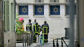 Des sapeurs-pompiers devant la synagogue de Rouen, le 17 mai 2024
