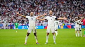 Jude Bellingham et Harry Kane célèbrent la qualification de l'Angleterre pour les quarts de finale de l'Euro, 30 juin 2024
