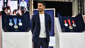 Tony Estanguet présentant les médailles des Jeux olympiques et paralympiques de Paris, le 8 février 2024