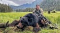 La star de NFL Carson Wentz provoque une polémique après avoir tué un ours 