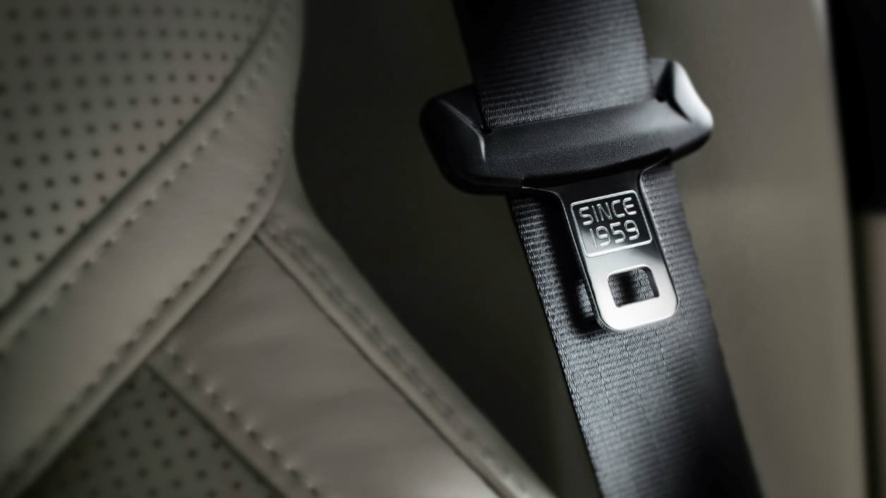Dans son dernier XC90, Volvo faisait mention de son invention discrètement sur les boucles de ceinture avec un "since 1959".