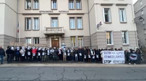 Une cinquantaine de personnes devant la gendarmerie de Sisteron, ce dimanche 9 février, pour soutenir une militante féministe convoquée à la gendarmerie. 