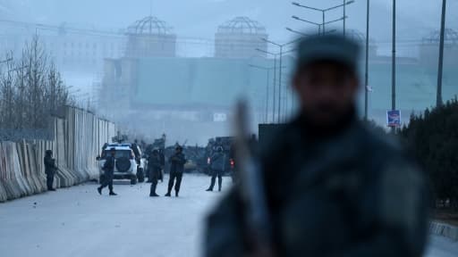 Des forces de sécurité afghanes bloquent une avenue après une double explosion, le 10 janvier 2017 à Kaboul