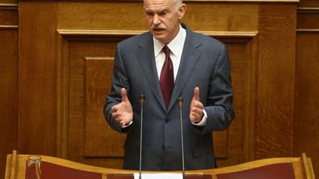 Le Premier ministre grec George Papandréou. Les députés grecs ont adopté mercredi le premier des deux volets du plan d'austérité destiné à éviter la faillite financière de la Grèce, un plan dénoncé par de nombreux Grecs qui ont encore manifesté par millie