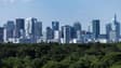 Les gratte-ciel du quartier d'affaires de La Défense, à l'ouest de Paris, avec au premier plan le bois de Boulogne, le 17 mai 2022