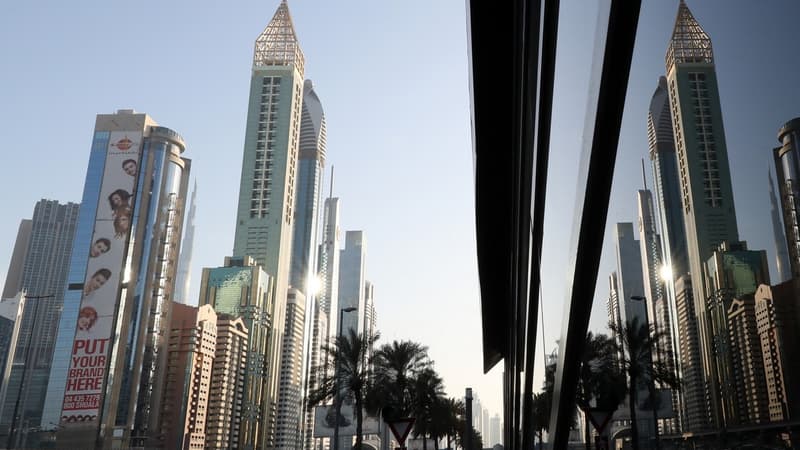 Le Gevora Hotel à Dubaï occupe une tour de 75 étages de couleur or.