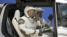 Robert Behnken et Douglas Hurley dans la capsule Dragon de SpaceX.