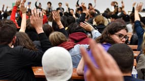 Vote de l'AG de Nanterre pour le blocage des examens le 15 mai 2018.