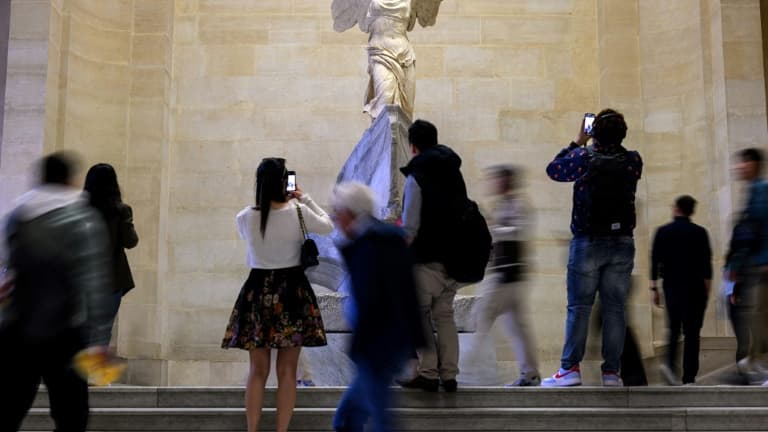 La fréquentation du musée du Louvre s'est quasiment maintenue en 2024, malgré une diminution pendant l'été marqué par la tenue des Jeux olympiques et paralympiques