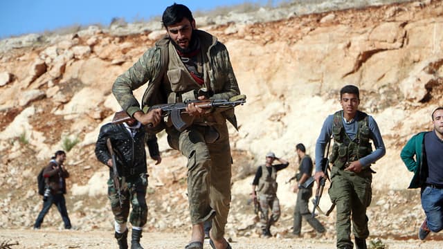 Des soldats rebelles syriens en plein combat, au nord d'Alep, en Syrie (photo d'illustration).