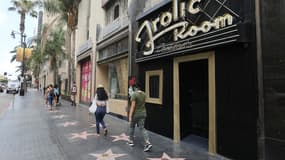 Des passants devant le bar Frolic Room à Los Angeles le 29 juin dernier.