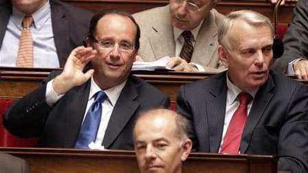 Jean-Marc Ayrault (à droite), président du groupe socialiste à l'Assemblée nationale, annonce mercredi dans Ouest-France qu'il votera François Hollande à la primaire socialiste en vue de l'élection présidentielle de 2012. /Photo d'archives/REUTERS/Jacky N