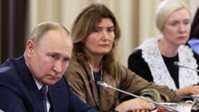 Vladimir Poutine rencontre les mères de soldats russes disparus ou tués en Ukraine à Moscou, le 25 novembre 2022