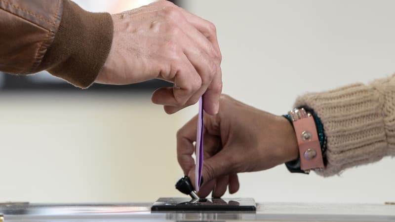 Un homme met un bulletin dans l'urne au second tour des législatives, le 4 février 2018 à Belfort. (Photo d'illustration) - Sébastien Bozon - AFP