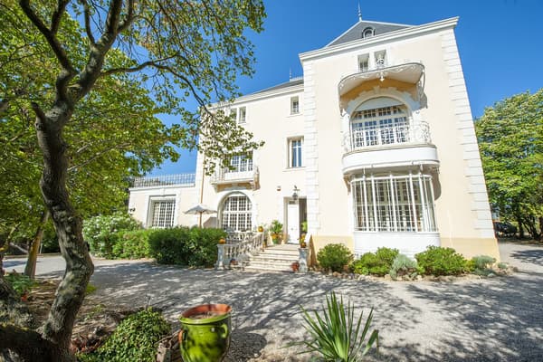 Ce château du 19e situé près de Narbonne a été vendu pour 1.05 million d'euros cette année.