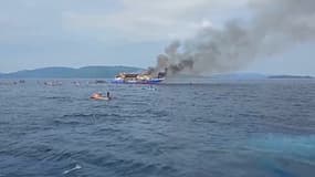 Au moins cinq personnes sont mortes et près de 300 autres ont été secourues après qu'un ferry a pris feu dimanche 20 juillet au large de l'île de Sulawesi, au centre de l'Indonésie