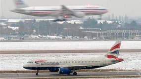 A l'aéroport londonien d'Heathrow. Neige et froid glacial continuent de perturber le trafic aérien en Europe. Selon l'agence européenne de contrôle du trafic aérien, Eurocontrol, le trafic doit reprendre progressivement mardi mais les annulations de vols